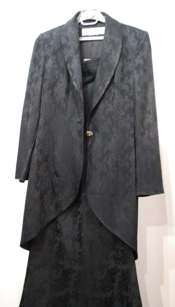 Christian DIOR boutique

Ensemble en soie façonnée à motif floral, veste longue, col châle, simple boutonnage strassé, jupe longue