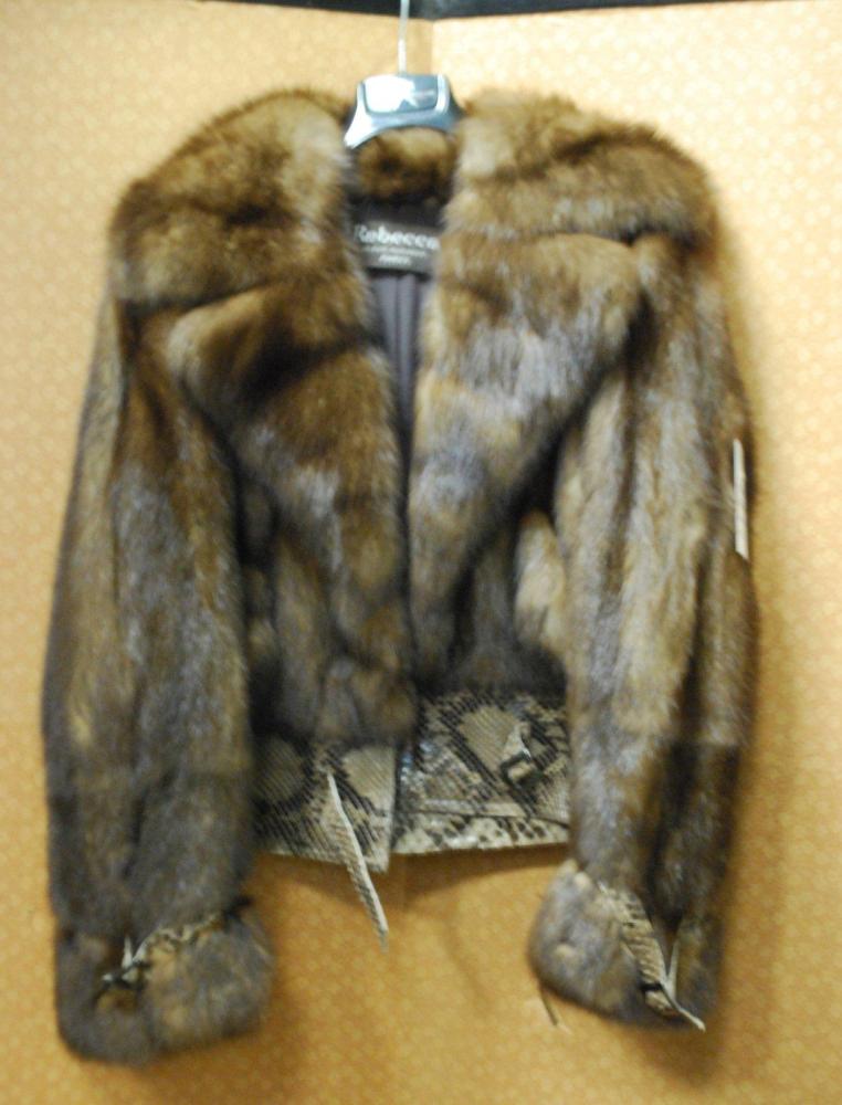 REBECCA

Blouson en Zibeline brune de Russie, col cranté, simple boutonnage, deux poches en biais, pattes de manches et du blouson en python, fermeture pattes de serrage