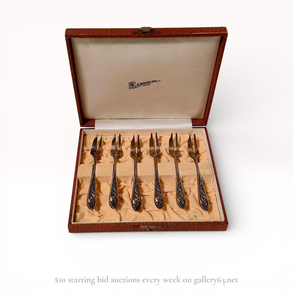 Description
G. Ikoma Ltd. Japanese pure silver cocktail fork service for six, mid-20th century. Each two-tined fork features an openwork handle with pierced foliate and floral scroll motifs. Reverse of handles marked with Japanese characters for pure silver and maker, presented in original fitted case.
Each fork measures approximately 4.5 inches in length.