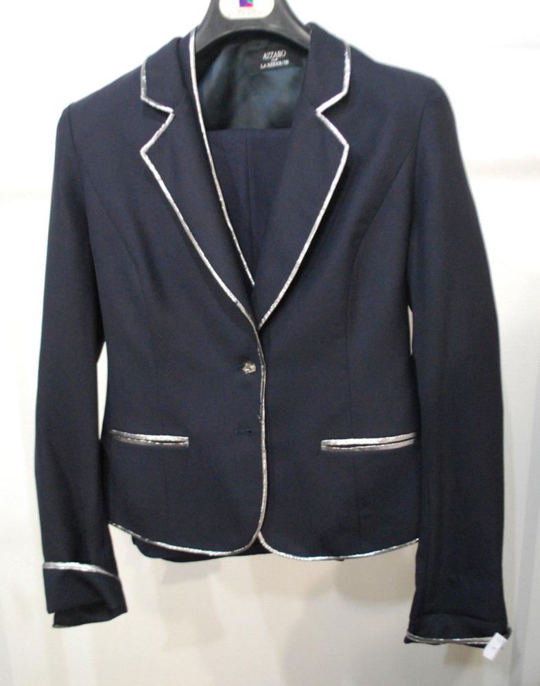 AZZARO pour La Redoute

Tailleur 3 pièces en laine bleu marine gansée de lurex argent, veste, col châle cranté, simple boutonnage bijou, deux poches horizontales passepoilées, veston également à simple boutonnage bijou, deux poches passepoilées, dos entièrement en lurex argenté; pantalon large à revers. Taches