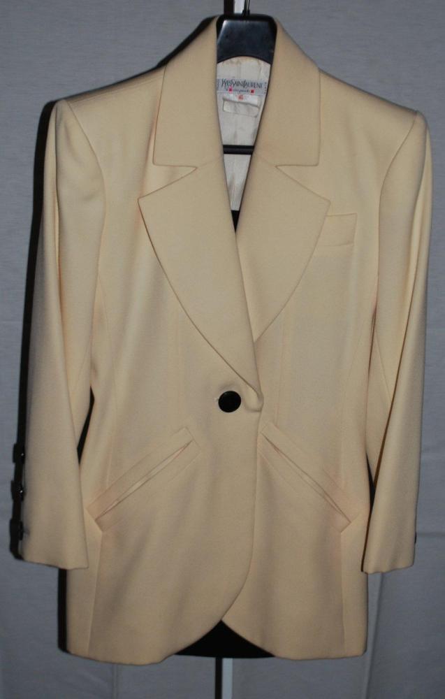 Yves SAINT LAURENT rive gauche

Veste longue en lainage écrue, col châle cranté, une poche poitrine et deux poches en biais passepoilées, boutonnage à un boutons, manches longues, jupe droite noir