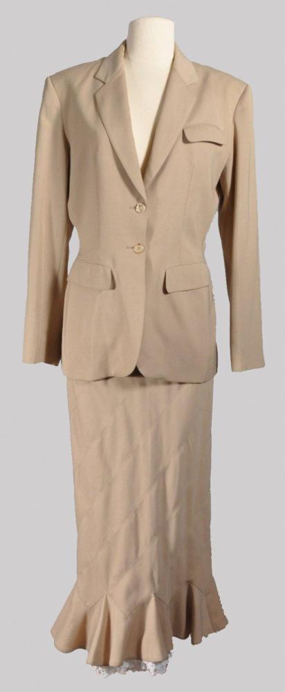 Un tailleur 3 pièces en gabardine mastic:...

Un tailleur 3 pièces en gabardine mastic: veste, pantalon, jupe longue avec son bas de jupon en broderie anglaise amovible . ALAIA