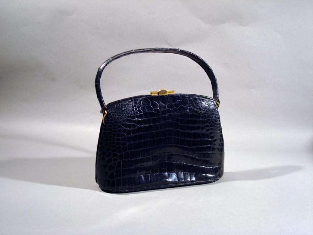 ANONYME Sac en crocodile noir, fermoir en...

ANONYME
Sac
en crocodile noir, fermoir en laiton doré, poignée