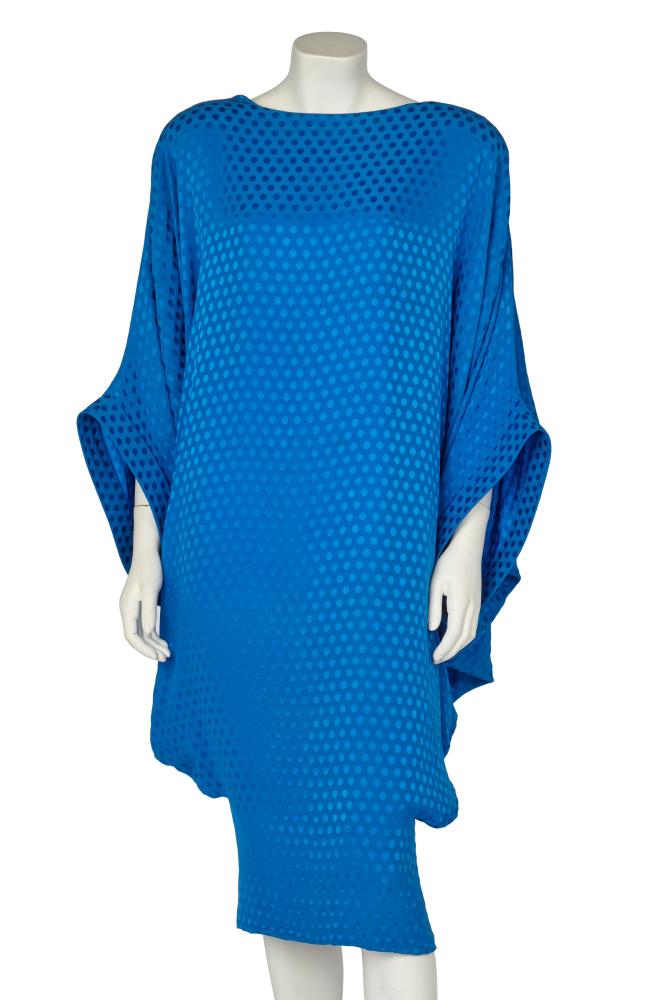 A Pierre Cardin haute couture blue damask silk batwing dress, 1980s

A Pierre Cardin haute couture blue damask silk batwing dress, 1980s

labelled, of wide, voluminous cut with wide curved sleeves, narrow hem,

Share this lot: