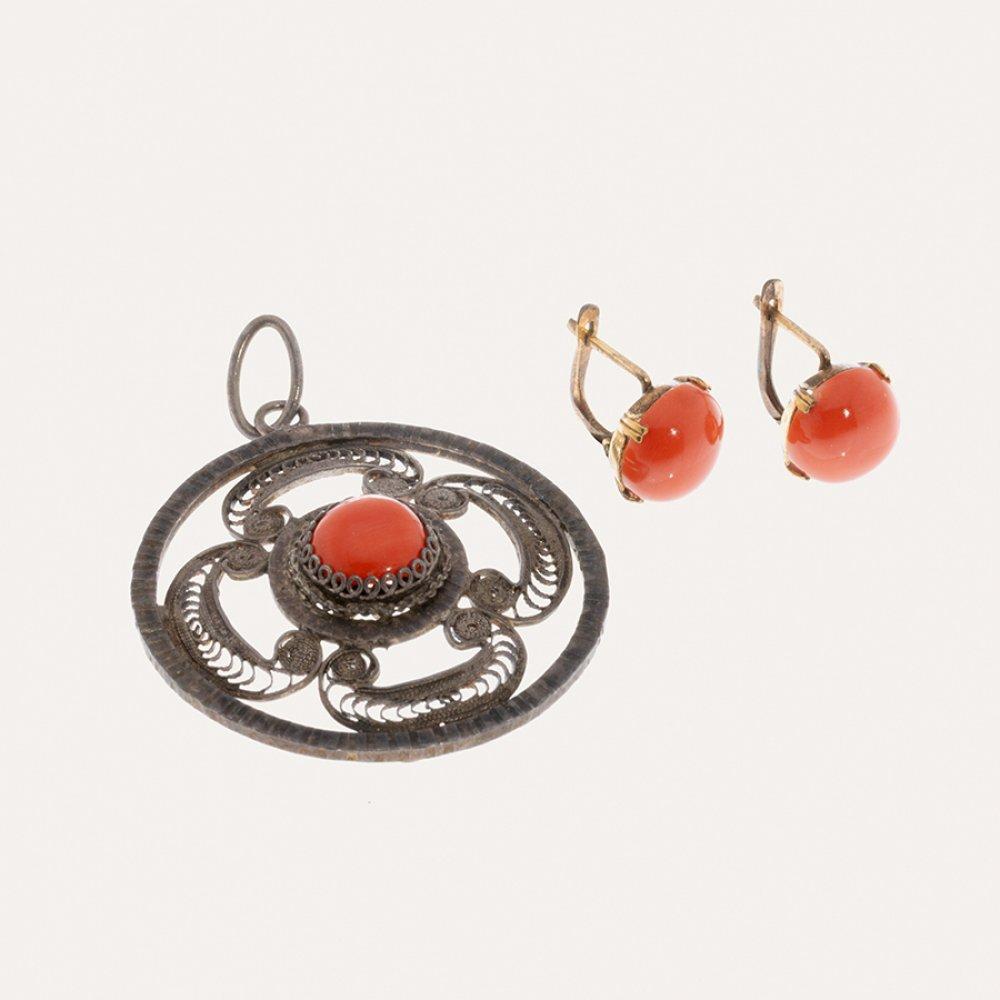 Description

Set of filigree earrings and pendant with delicate spiral designs in silver, with a central coral cabochon. The earrings in gold plated button style and with Catalan spade clasp.
Weight: 10g (total)
Measurements: 35 mm (pendant) / 10 mm (earrings)


Alfons Serrahima (1906-1988) was a key part of the renewal of Catalan jewelry and goldsmithing, standing out for his involvement in the whole process of the jewel, from the design to the manufacture of the piece. His style broke with the past when it came to adopting modernity and the avant-garde, replacing the excess of decoration with simpler forms and an austerity that let the material shine by itself. He excelled in both civil and religious jewelry, being a very influential figure as president of the FAD (Fomento de las Artes y del Diseño).