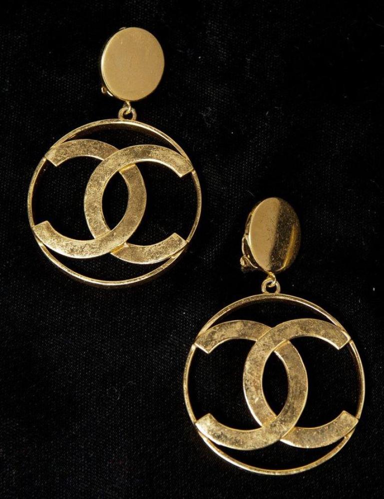 CHANEL

Paire de créoles en métal doré figurant le sigle sur un anneau; signée