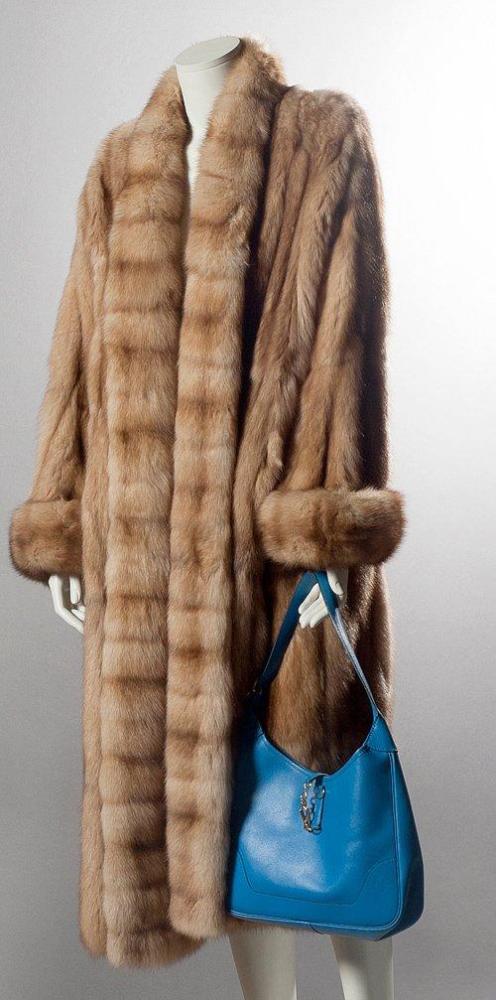 REVILLON

Manteau long en Martre Zibeline blonde du Canada, travail pleine peau, col double parementure, travail horizontal, revers de manches.