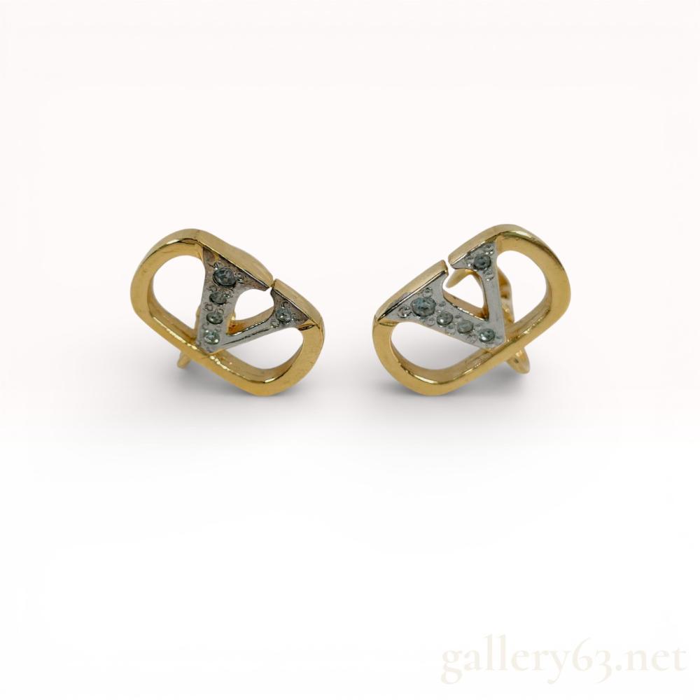 Description
Valentino Garavani VLogo Signature clip-on earrings. The two-tone design features a silver-tone VLogo pave-set with round clear crystals within a yellow gold-tone oval frame. Each earring is stamped VALENTINO on a raised rectangular bar on the reverse and features tension clip-on backs with ribbed pressure pads.
Approximately 1.5 cm height x 2 cm width.