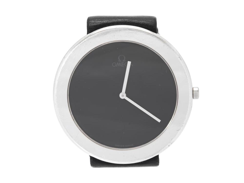 Watches

Omega

OMEGA, Art Collection, Maxi, designed by Paul Talman, Serial no. 49033698, PIC no. 5580.52.01, Ref no. BC 195.0440, Case no. 195.0440/5950440, men´s wristwatch, 40 mm, 18K white gold, quartz, sapphire crystal, integrated leather strap, original buckle, approx. 1987, box. Limited and numbered (No. A 749/999).
