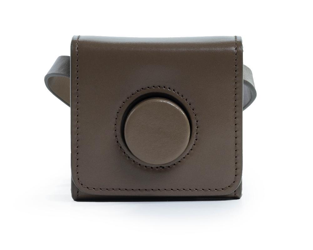 Description
LEMAIRE.

Camera Bag, of smooth calfskin exterior and canvas interior, with a foldover top, further detailed with adjustable strap, comes with bag only

Width x Height x Depth: 10 x 9 x 5.5cm