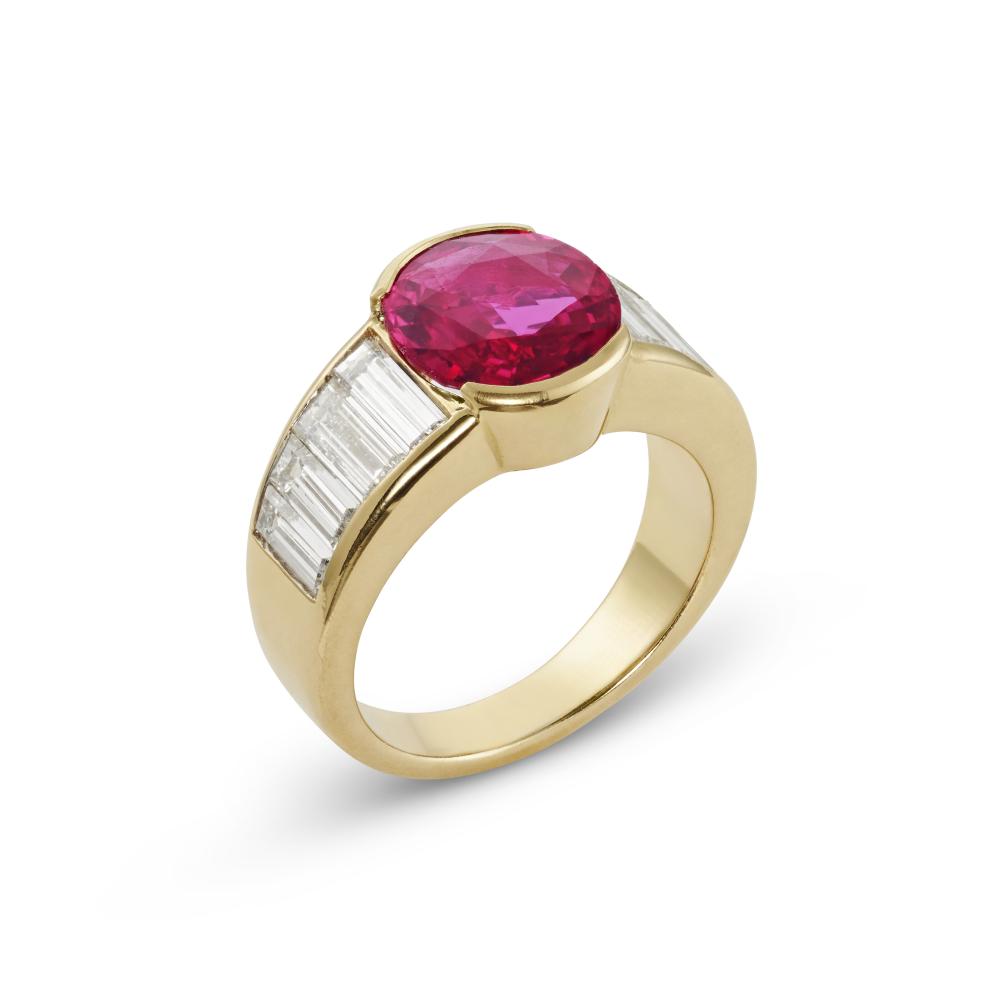 RUBY AND DIAMOND RING

Oval-shaped ruby of 3.08 carats, baguette-cut diamonds, 14k yellow gold 
Gübelin, 2025, report no. 25020020: 3.08 carats, Thailand (Siam), indications of heating 
Size/Dimensions: EU ring size 52¹⁄₂ / US ring size 6¹⁄₄ 
Gross weight: 9.55 grams