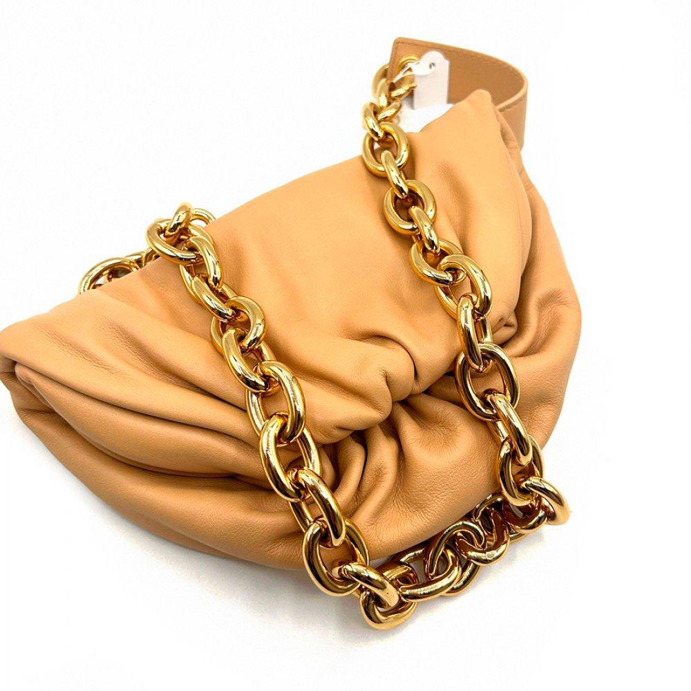 Description

BOTTEGA VENETA
Chain Pouch bag.
This model is presented in an all beige, made in soft lambskin, with the characteristic ruffled design. With a golden chain, with thick links, that allows to carry the bag in different ways.
In good condition.
Measurements: 24 x 15 cm.

The Bottega Veneta Chain Pouch is part of the brand’s aesthetic reinvention under the creative direction of Daniel Lee.