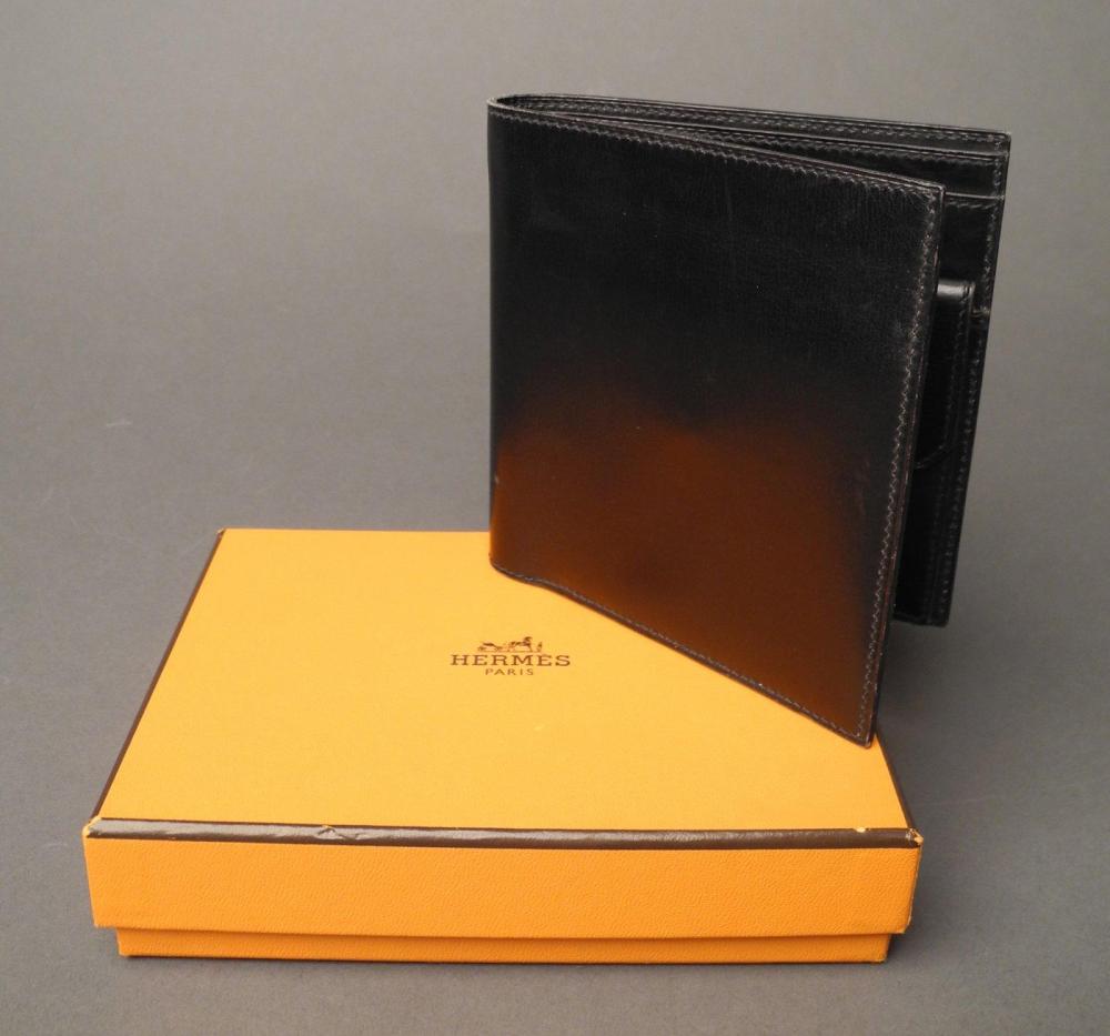 HERMES

Porte-feuille en cuir noir EN TRES BON ETAT