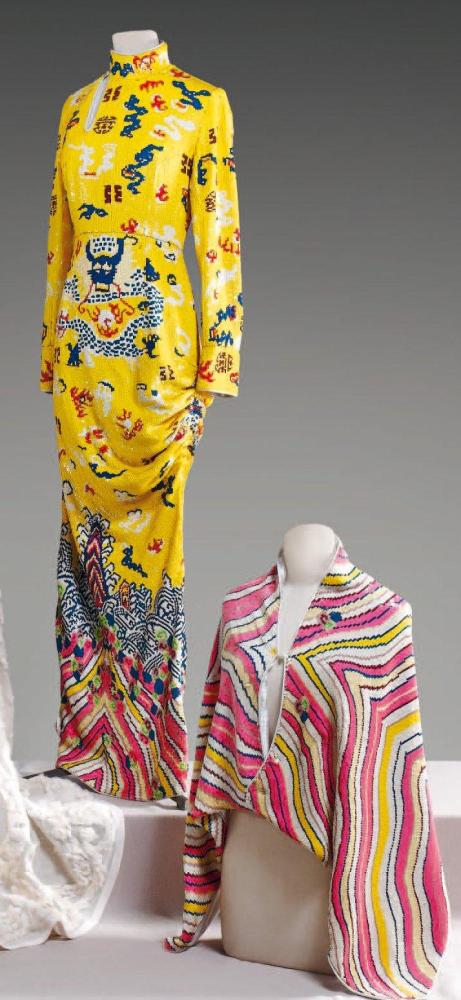 Yves SAINT LAURENT par Tom FORD

Rive Gauche par Tom Ford, Printemps / Eté 2004 Robe du soir entièrement brodée de paillettes multicolore sur fond jaune à motif d’inspiration asiatique, haut à col montant sur echancrure à un boutonnage asymétrique, jupe droite drapée sur un côté et fendue de l’autre; se porte avec une cape bayadères reprenant le motif du bas de la robe. (pièce unique) Griffe blanche, graphisme noir.