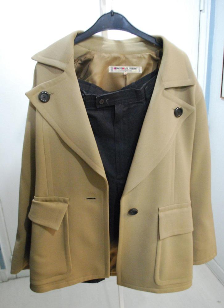 SAINT LAURENT rive gauche

Lot comprenant une veste en gabardine beige, col châle cranté boutonné, simple boutonnage à un bouton, deux poches plaquées sur rabats, manches longues; nous y joignons un bermuda en coton noir, deux poches en biais