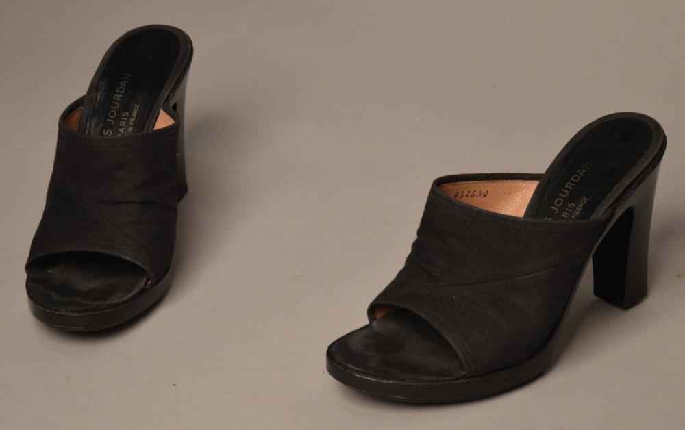Charles JOURDAN

Mules en cuir noir Taille 7,5 (état d’usage)
