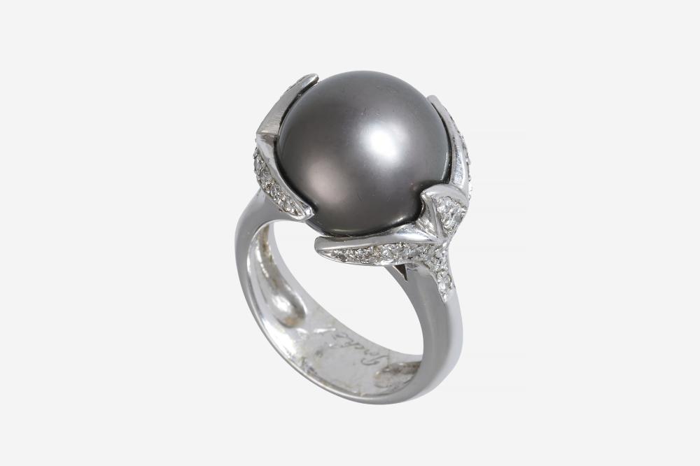 Bague

Bague

En or gris 18k, ornée d’une perle de culture de Tahiti enserrée dans des griffes stylisées de rinceaux et rehaussées de diamants taillés en brillant

Travail français

TDD : 55, Poids brut : 14.50 g

A Tahiti cultured pearl, diamond and 18k white gold ring, French work

RAPPORT DE CONDITION :

Bon état, patine d’usage

Légères aspérités en surface de la perle

Diam. de la perle : env. 13.50 mm

Signée Porchet

CONDITION REPORT :

Good condition, usual wear

Slight imperfections on the surface of the pearl

Diam. of the cultured pearl : approx. 13.50 mm

Signed Porchet