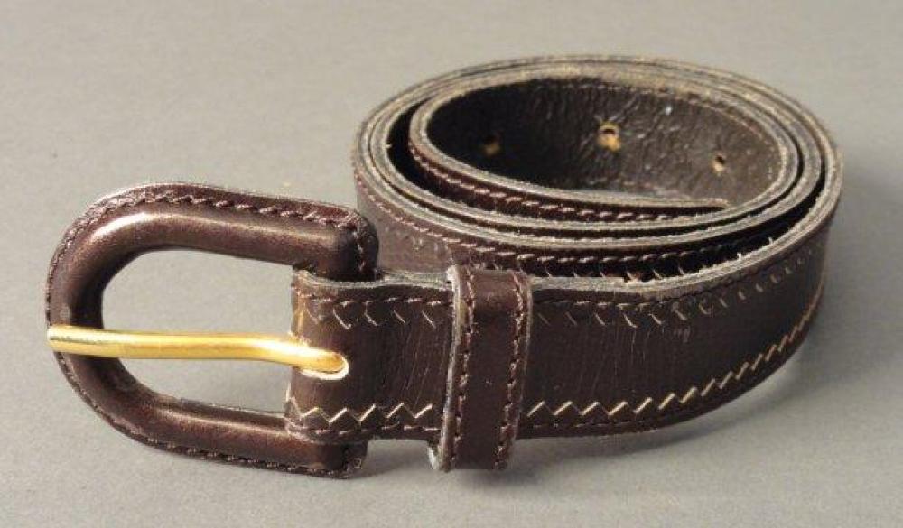Yves SAINT LAURENT

Ceinture en cuir brun façon reptile, boucle gainée de cuir Longueur : 78 cm Signée (état d’usage)