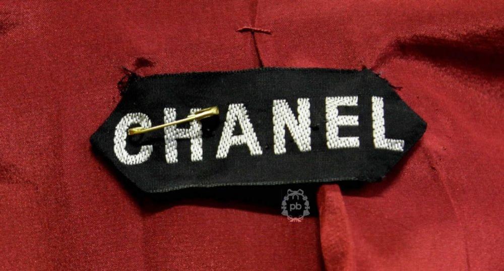 CHANEL Haute Couture n°66965 et n°66966,...

CHANEL Haute Couture n°66965 et n°66966, circa 1978/82
 TAILLEUR en lainage prince de galles ciment, noir et bordeaux : VESTE gansée de crêpe à la couleur, col cranté sur simple boutonnage, rappel sur les poignets à revers, trois poches, JUPE droite porte