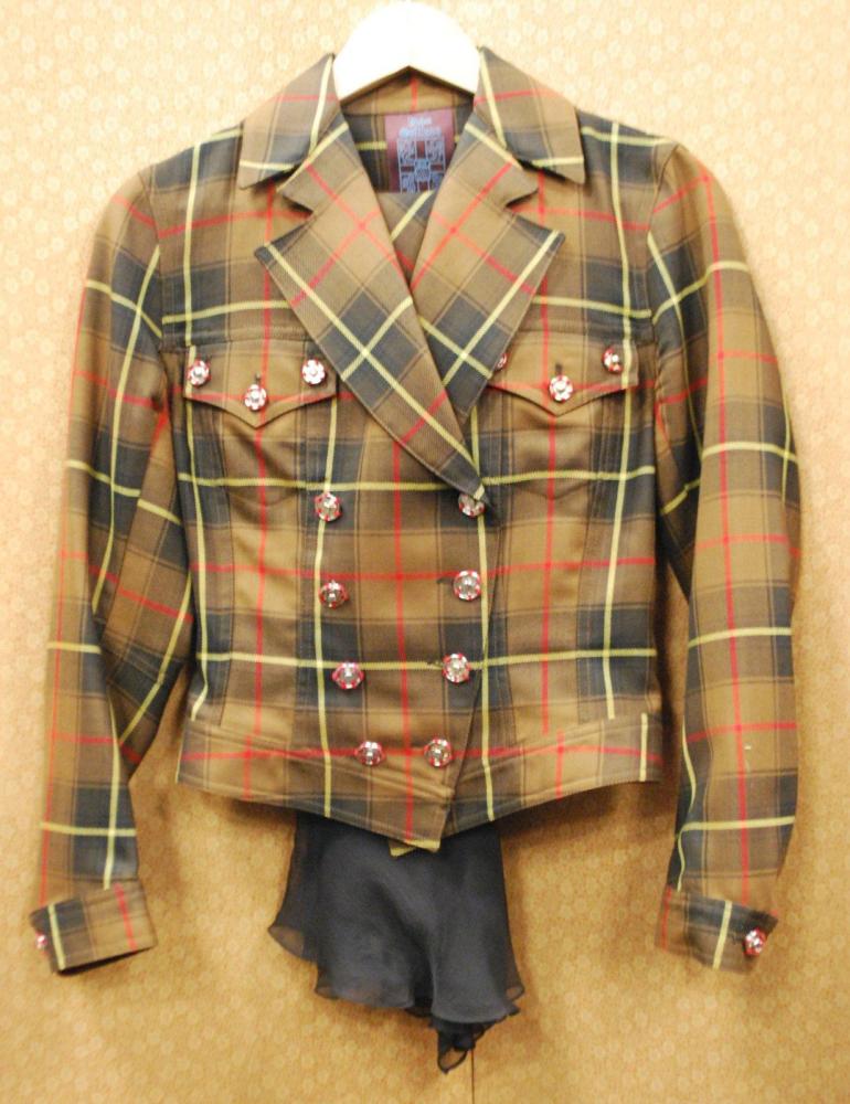 John GALLIANO

Tailleur en lainage écossais à dominante automnale, veste courte à col cranté deux poches poitrine à rabats, double boutonnage, manches longues, jupe droite à longueur asymétrique (petites reprises sur la jupe)