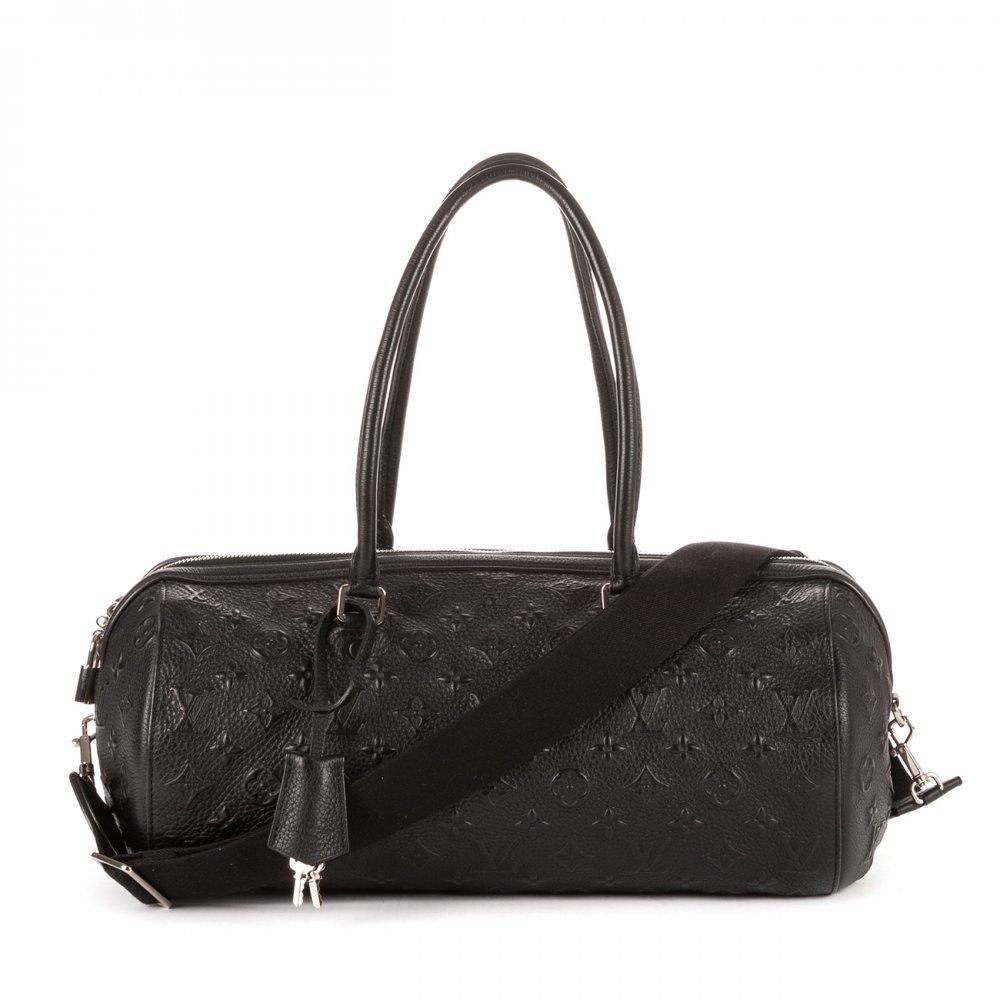 Description

LOUIS VUITTON.
Neo Papillon limited edition bag.
Made in Monogram Revelation canvas in black calfskin. Cylindrical structured design with zipper closure. Matching leather handles. Silver hardware.
Includes adjustable nylon shoulder strap in black leather.
With interior numbering.
In excellent condition, light signs of use.
Measurements: 36 x 18 x 19 cm.