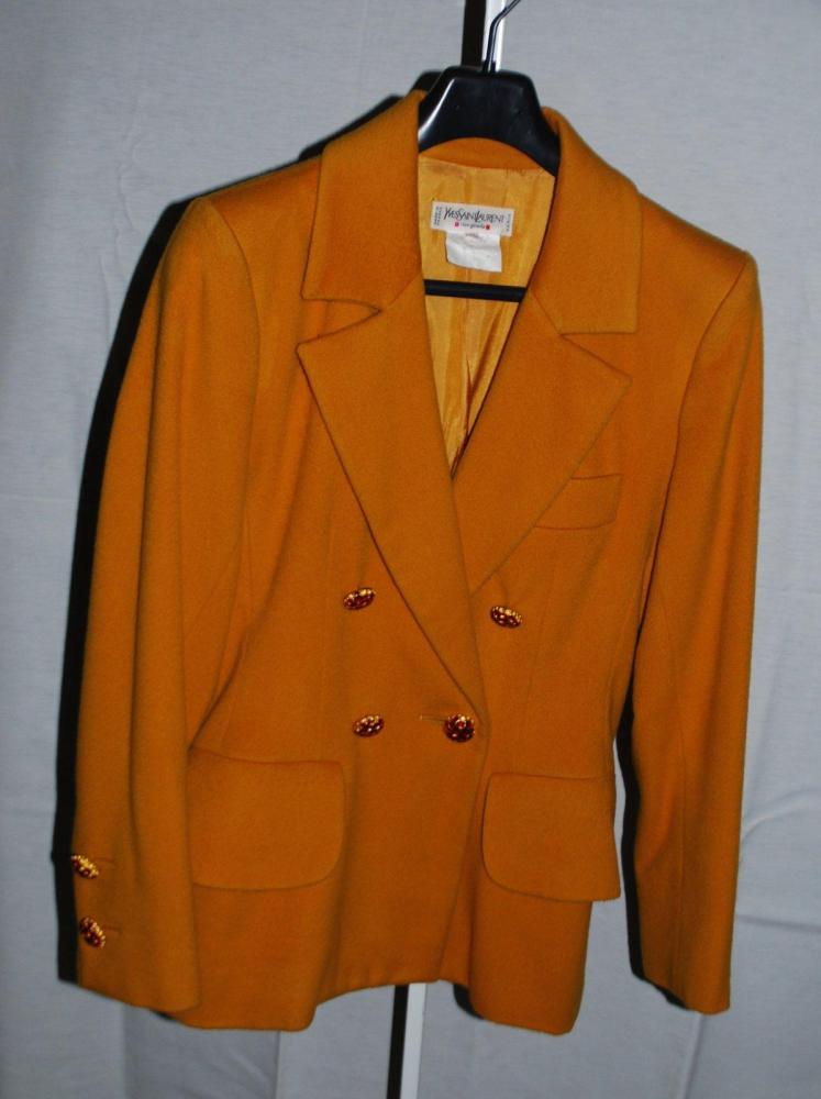 Yves SAINT LAURENT rive gauche

Ensemble de deux vestes, l’une en lainage noir, col châle cranté, une poche poitrine et deux poches passepoilées en biais, simple boutonnage manches longues; la seconde en laine moutarde, col cranté, une poche poitrines et deux poches à rabats, double boutonnages, manches longues. (petit mitages)