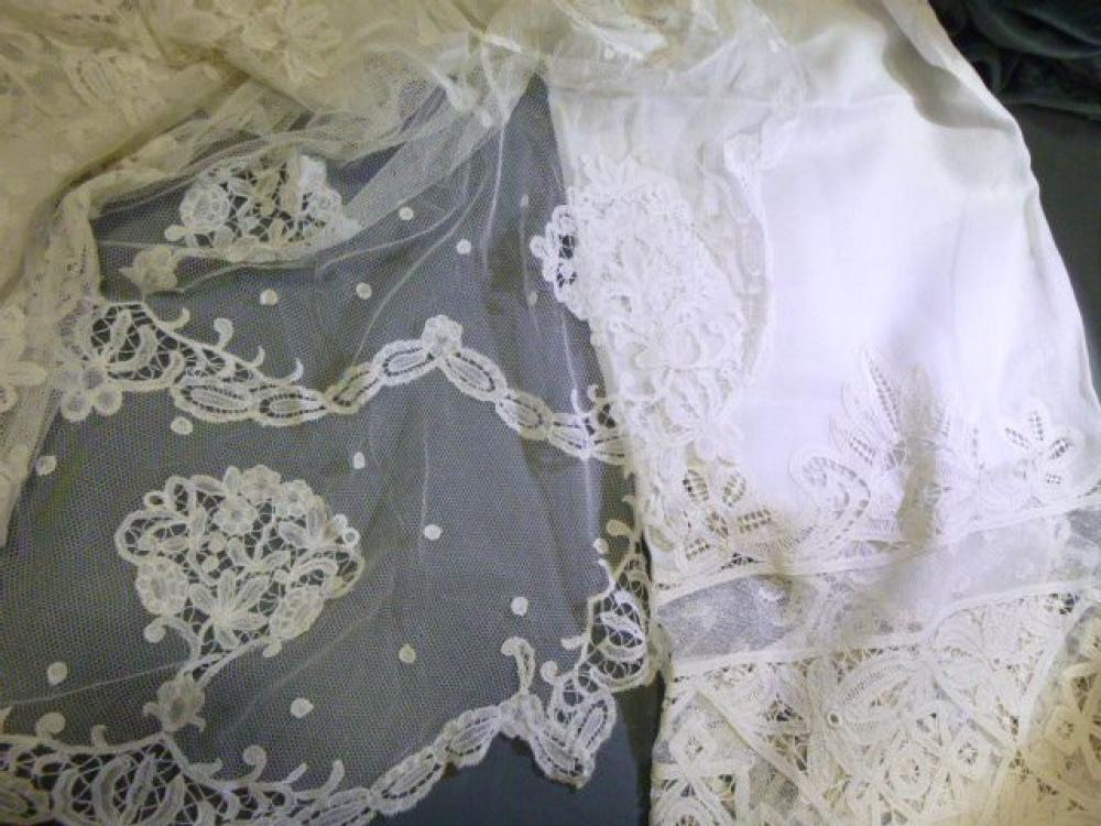 Store en linon orné de dentelle de ruban...

Store en linon orné de dentelle de ruban et tulle brodé, état neuf. 110 x 120 cm. On joint: un voile de berceau(?) en tulle et application de dentelle de Bruges. Etat superbe