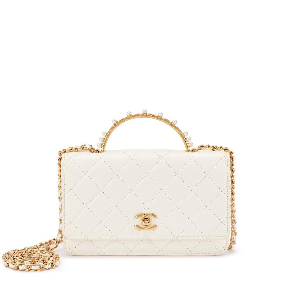 Chanel

Chanel White Quilted Calfskin CHANEL Top Handle Flap Bag Aged Gold Hardware

香奈兒白色菱格紋牛皮CHANEL手柄垂蓋手袋，配仿舊金色金屬件

Please note that Condition 12 of the Conditions of Business for Buyers is not applicable to this lot.