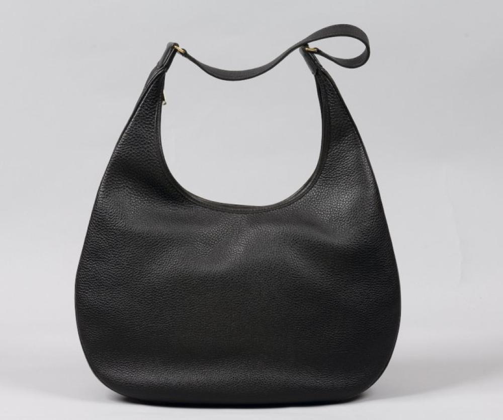 HERMÈS Paris made in France

*Sac «Goya» en cuir grené noir de forme demi lune, fermeture éclair, anse bandoulière, excellent état