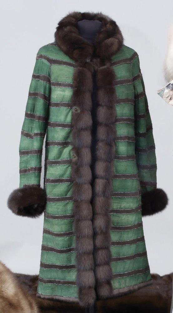 Exceptionnel manteau reversible en envers...

Exceptionnel manteau reversible en envers daim vert et Zibeline brune Bargousine persillée de Russie, travail horizontal sur intercalaires d’agneau velours noir surpiqué de lurex argent
