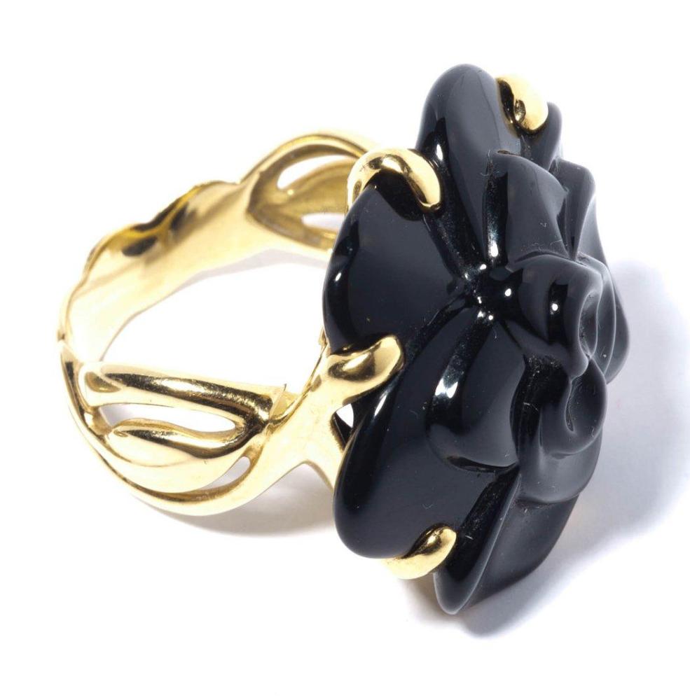 CHANEL

Bague camélia en céramique noir et or jaune. Poids brut: 13,6gr environ