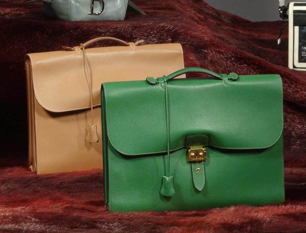 HERMES Paris Made in France

Cartable "sac à dépêche" en cuir Courchevel vert, fermeture en laiton doré sur rabat, clef (tâches)