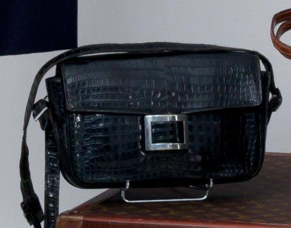 HERMES Paris

Sac Martine en crocodile porsosus noir, fermoir en métal argenté, anse bandoulière réglable. Bon état (Ce lot a été confectionné dans les parties d’espéces de crocodylidaes spp classées aux Annexes II/B de la Convention de Washington et de la règle 338/97 du 9/12/1996.) Pour une sortie de l’UE un CITES d’export sera nécessaire celui-ci étant à la charge du futur acquéreur