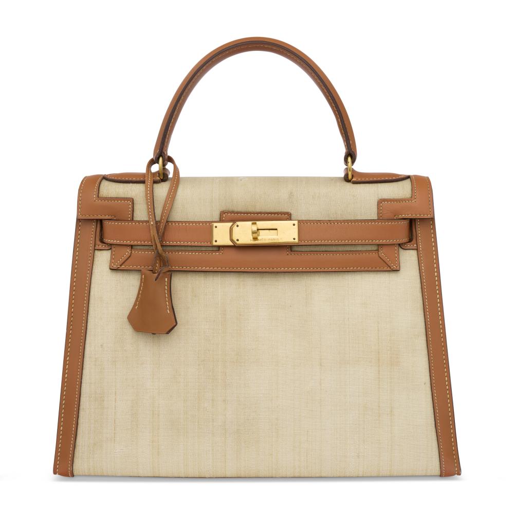 A GOLD COURCHEVEL LEATHER & BEIGE CRINOLINE SELLIER KELLY 28 WITH GOLD HARDWARE

HERMÈS, 1986

GRADE: 3,5 
28 w x 20 h x 10 d cm 
includes keys and clochette