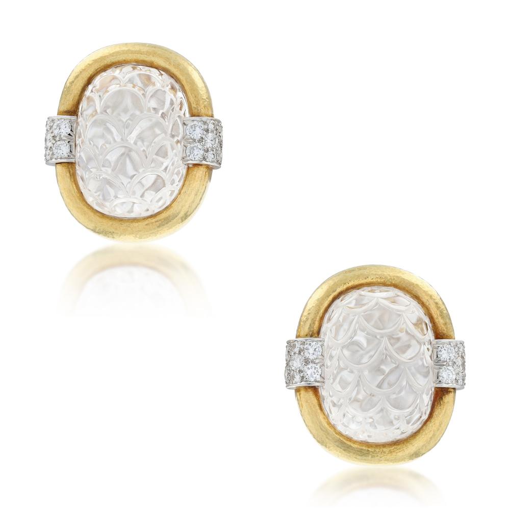 David Webb

Sertis de cabochons de cristal de roche gravés de motifs d’écailles dans un entourage d’or martelé, rehaussés de diamants taille brillant