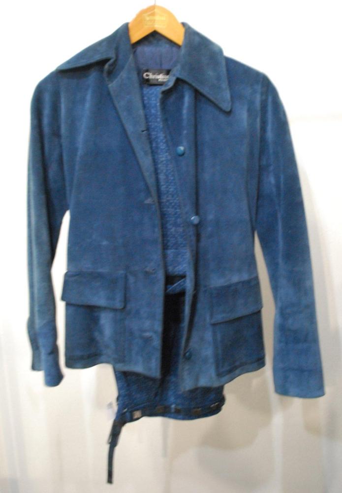 Christian DIOR

Haute couture n° 24311-10274.P.6 circa 1970 Veste en veau velours bleu, petit col, deux poches sous rabat, manches longues, martingale au dos, se porte sur un pantalon à pinces en jersey bleu imprimé, rappel du veau velours par une fine ceinture. Griffe noire, graphisme blanc (tâches)