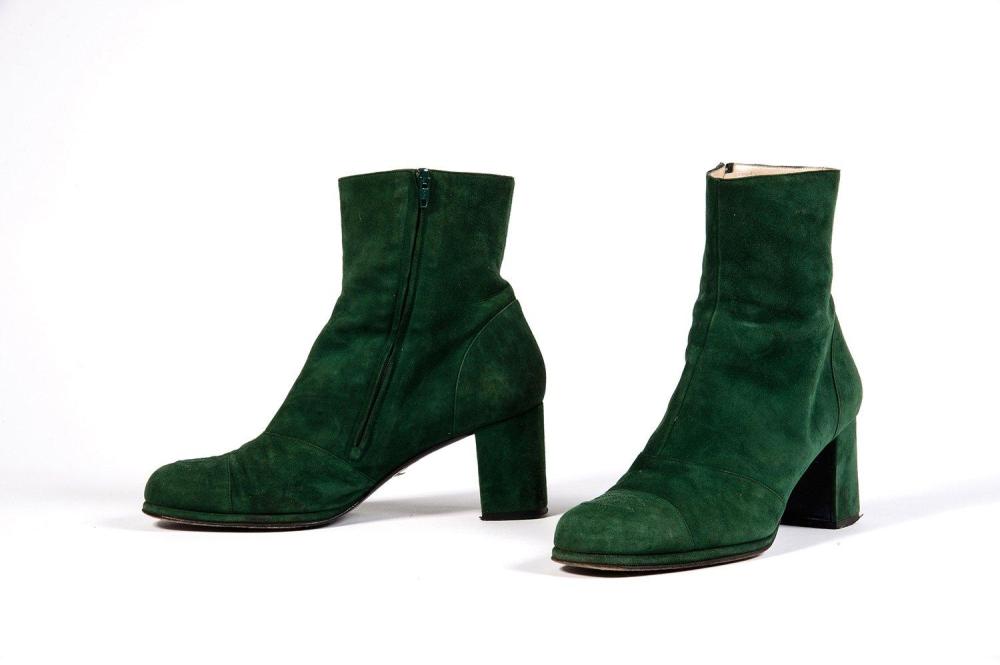 CHANEL

Paire de bottines à talon en daim vert, bouts siglés. T. 39 1/2