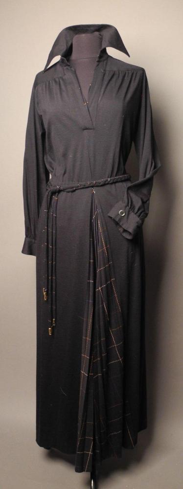 Jacques HEIM

Robe longue en laine noire ornée d’un plissé écossais sur le devant Dernière collection (1968)