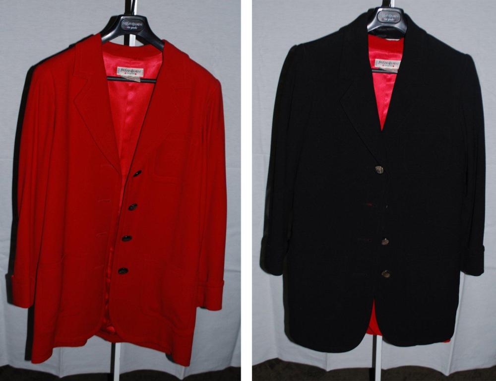 Yves SAINT LAURENT rive gauche

Ensemble de deux vestes du même modèle en lainage noir, rouge, col cranté, trois poches plaquées, simple boutonnage, manches longues