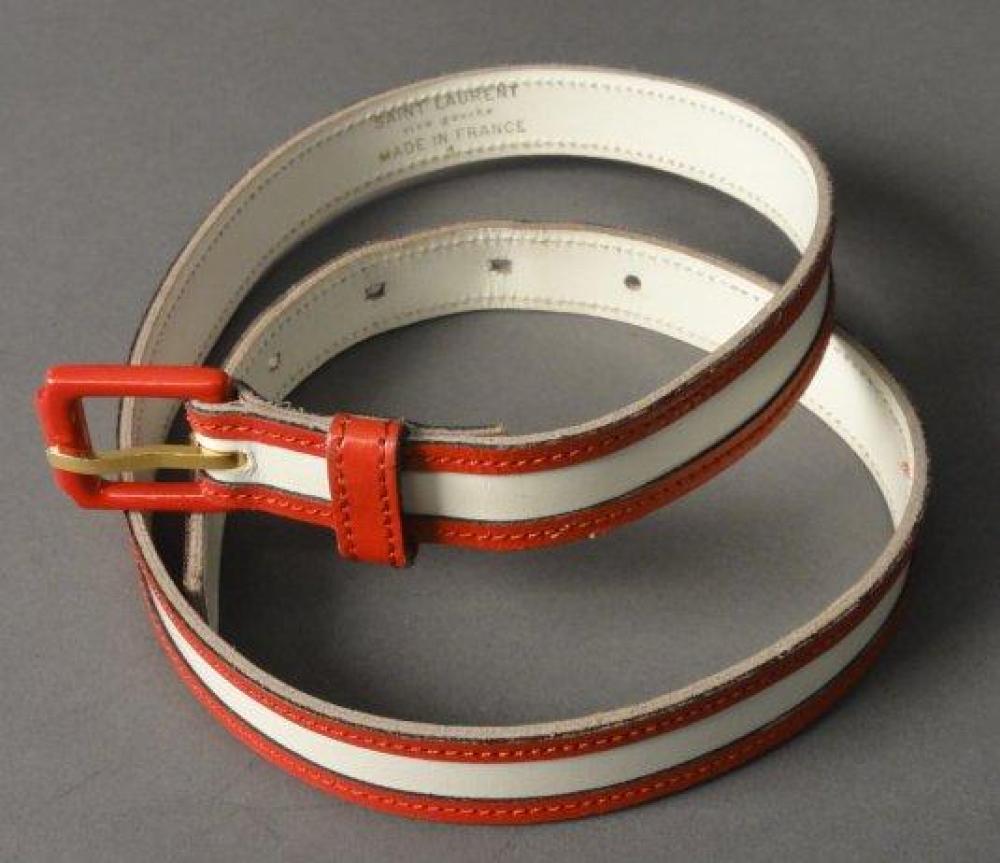 Yves SAINT LAURENT

Fine ceinture en cuir blanc et rouge Longueur : 77 cm Signée