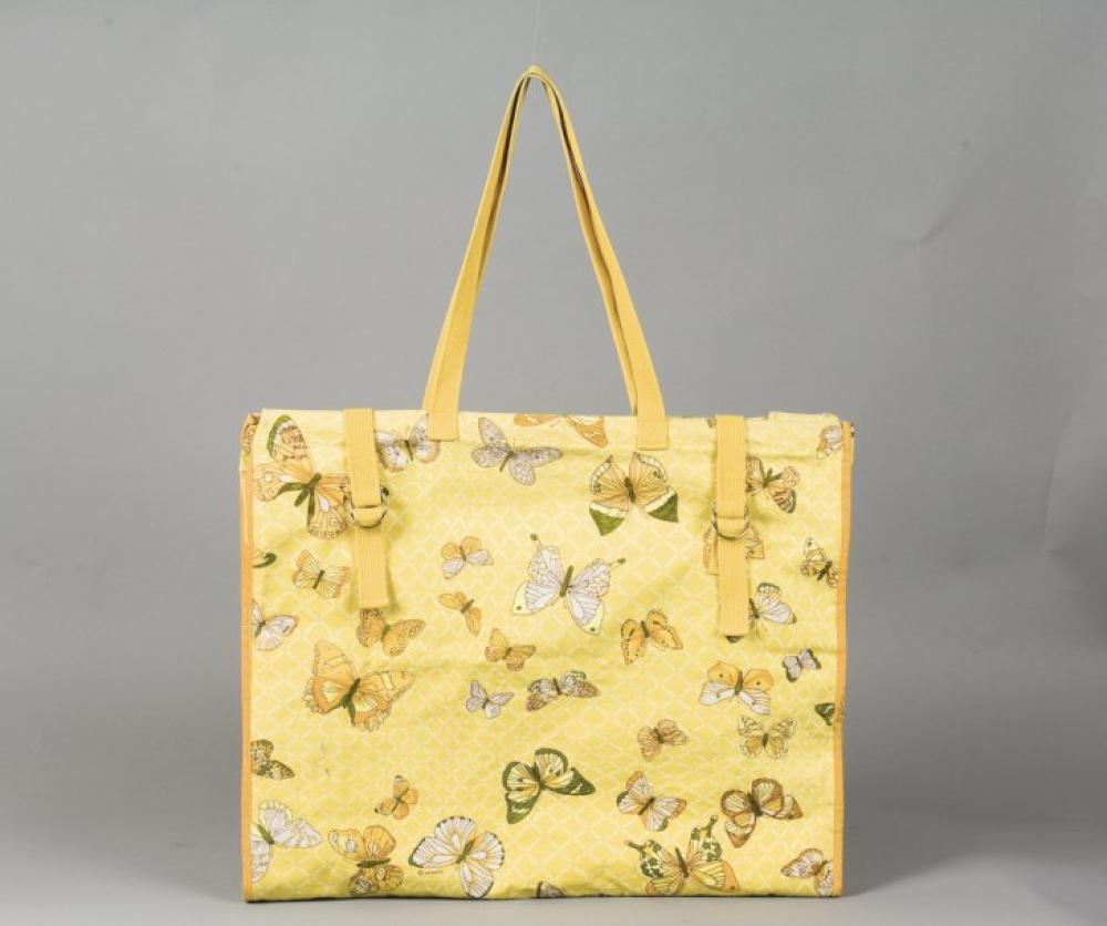 HERMES Paris

*Important sac de plage en toile de coton jaune, à décor de papillons, pattes de fermeture et double poignée en sangle jaune. Bon état