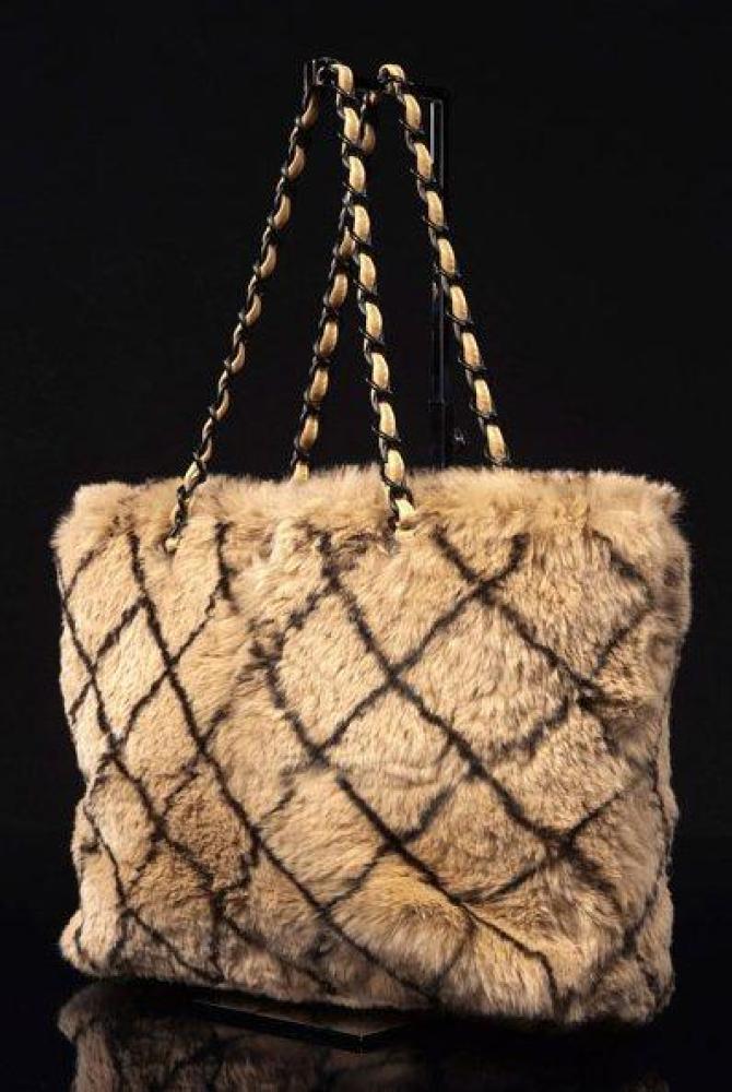 CHANEL

Sac cabas 30cm en castorette beige imprimé matelassé, fermeture à deux pressions, double poignée composée d’une chaîne en métal noir entrelacée de cuir beige, devant orné du sigle de la Maison