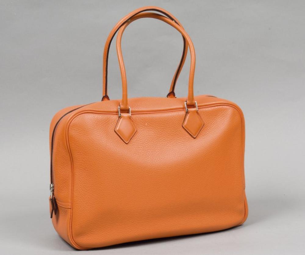 HERMÈS Paris made in France

*Sac «Plume», 33 cm., fermeture éclair, attaches platinium, double poignée. Très bon état.