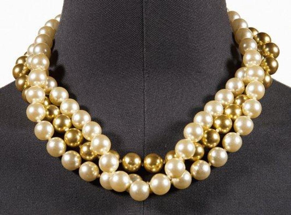 K.J.L POUR KENNETH LANE

Collier trois rangs choker de perles blanches et dorées. Signé