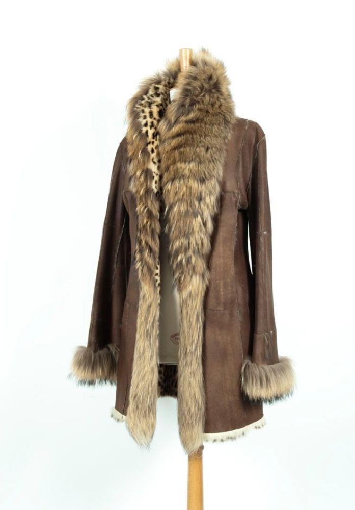 Anonyme

7/8ème réversible en envers cuir marron, col, parementures, poignets en Tanuki, doublure en Rex lustré façon panthère