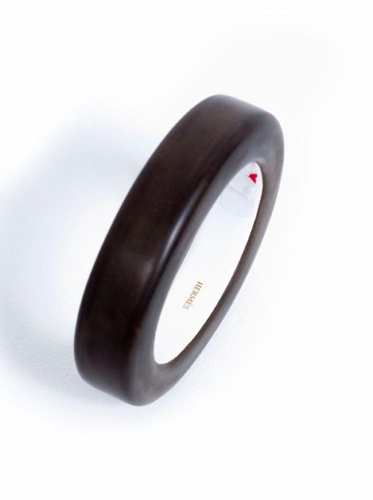 HERMES Paris made in Vietnam

Bracelet jonc en bois intérieur laqué blanc. Diamètre: 6,9cm