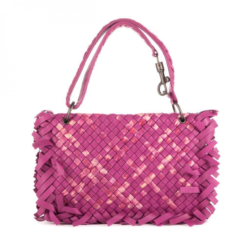 Description

BOTTEGA VENETA.
Pochette Fringe Flap Hand.
Fringed pink Intrecciato leather. Antiqued brass hardware. Short shoulder bag strap with carabiner clasp at one end. Front flap with flat interior pocket. Main body with zipper closure.
In excellent condition, with light signs of use.
With interior numbering.
Measurements: 28 x 18 x 3 cm.

The Italian brand Bottega Veneta was founded by Michele Taddei in 1966, when the company started producing handcrafted leather goods. The firm created the design made with interlocking leather, "Intrecciato", offered in most of its luxury handbags. The term "intrecciato" refers to the signature weaving technique for which the brand is famous. Highly skilled artisans weave strips of shaped leather by hand in a tight, intricate pattern, creating a unique and durable texture.