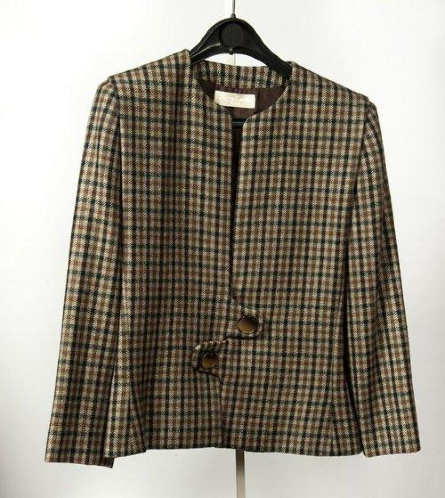 Pierre CARDIN

Veste en lainage écossais à dominante verte, encolure ronde, parementures fermées par deux pattes tête- bêche, épaules des manches longues soulignées d’un effet de soufflet.