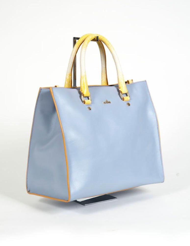 HOGAN

Sac cabas 34cm en veau bleu ciel à finitions orange, fermeture pression aimantée sur languette, double poignée en cuir façon lézard jaune. Bon état