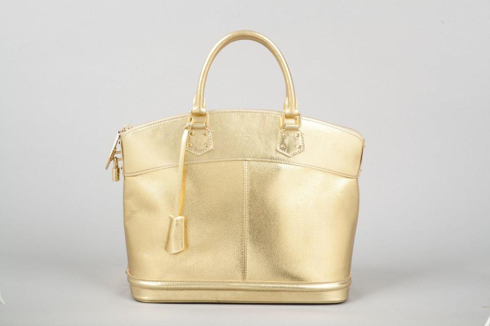 Louis VUITTON

Sac «Lockit» Grand modèle en cuir suhali doré, fermeture éclair, double poignée, cadenas, clefs, clochette. (Légère égrenure). Très bon état